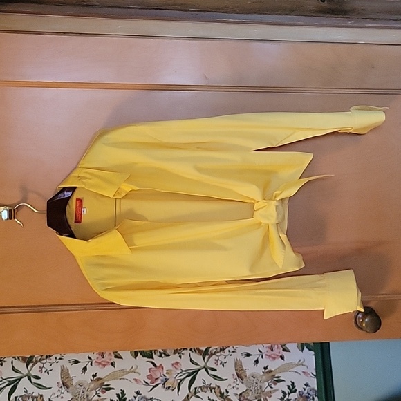 Cropped waist-tied yellow top with 2-button French cuffs. Cotton/spandex XL - Picture 1 of 5